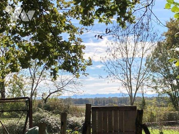 A VILLECOMTAL SUR ARROS, villa avec garage et  jardin .