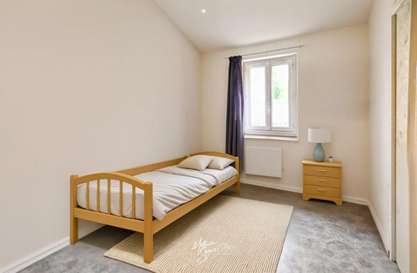 SAINT GENIS LAVAL - Maison de village avec courette et grand garage