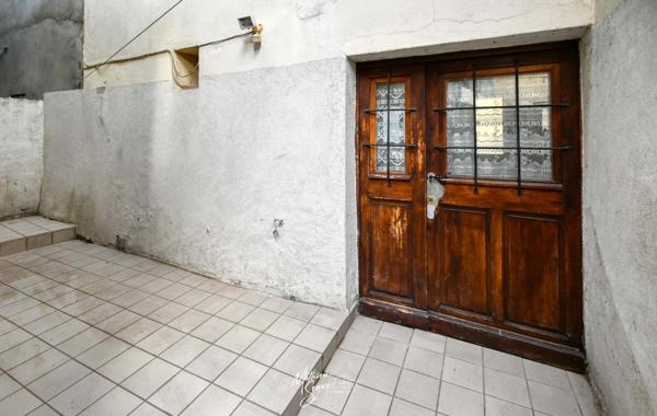 SAINT GENIS LAVAL - Maison de village avec courette et grand garage