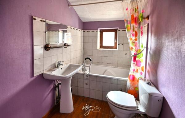 SAINT GENIS LAVAL - Maison de village avec courette et grand garage