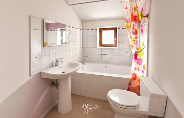 SAINT GENIS LAVAL - Maison de village avec courette et grand garage