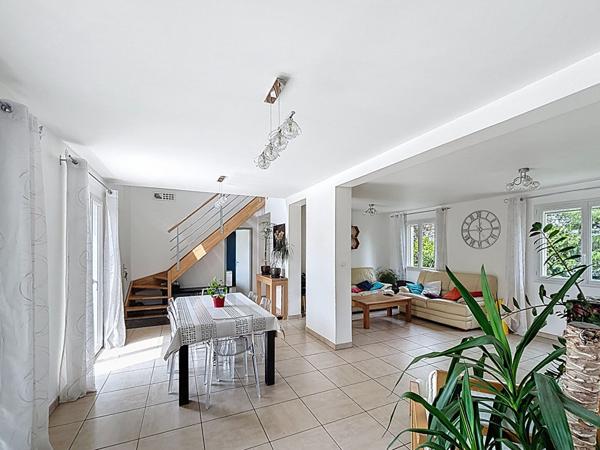 Maison contemporaine de 190 m² sur 1100 m² de terrain avec piscine et haute performance énergétique