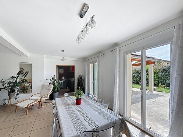 Maison contemporaine de 190 m² sur 1100 m² de terrain avec piscine et haute performance énergétique