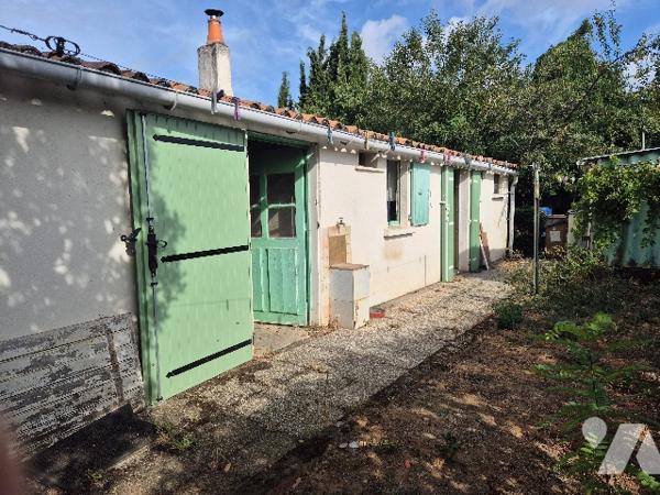 A Luçon, pavillon de 55 m² sur terrain clos de 746 m² séjour poêle à granulés, cuis, chambre, garage