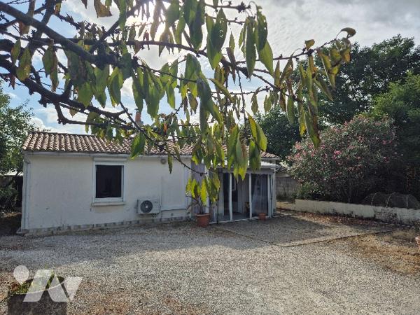 A Luçon, pavillon de 55 m² sur terrain clos de 746 m² séjour poêle à granulés, cuis, chambre, garage