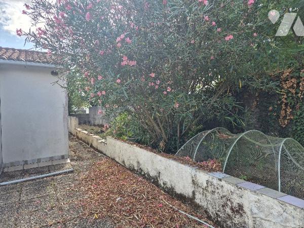 A Luçon, pavillon de 55 m² sur terrain clos de 746 m² séjour poêle à granulés, cuis, chambre, garage