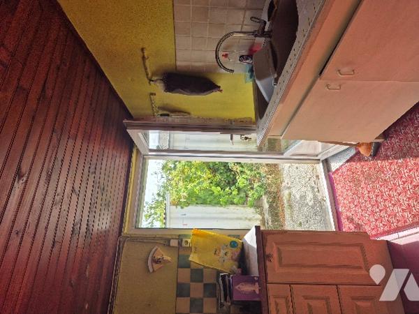 A Luçon, pavillon de 55 m² sur terrain clos de 746 m² séjour poêle à granulés, cuis, chambre, garage