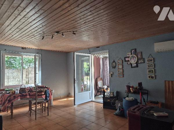 A Luçon, pavillon de 55 m² sur terrain clos de 746 m² séjour poêle à granulés, cuis, chambre, garage