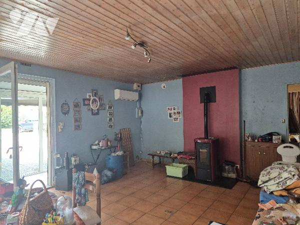 A Luçon, pavillon de 55 m² sur terrain clos de 746 m² séjour poêle à granulés, cuis, chambre, garage