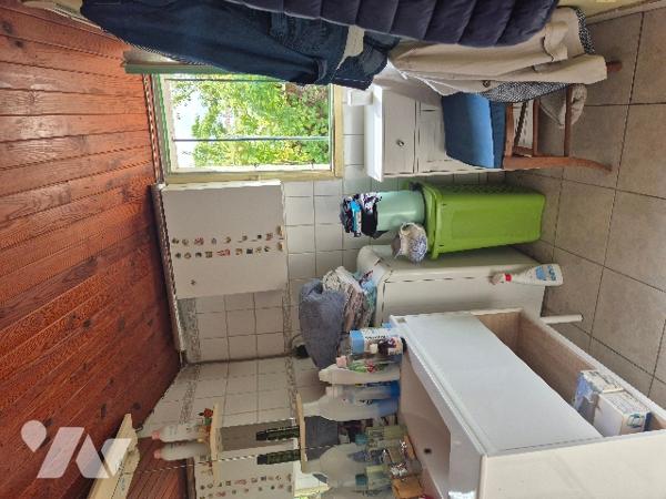 A Luçon, pavillon de 55 m² sur terrain clos de 746 m² séjour poêle à granulés, cuis, chambre, garage