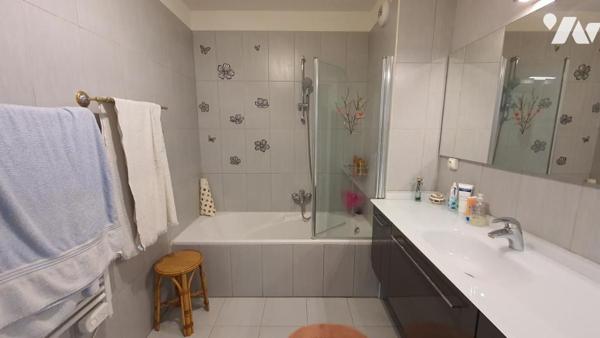 MENTON VASTE TROIS PIÉCES, PARKING ET CAVE.