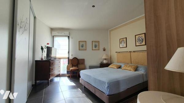 MENTON VASTE TROIS PIÉCES, PARKING ET CAVE.