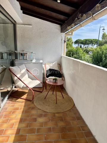 À vendre – Appartement 3 pièces avec terrasse et parking à Aigues-Mortes

Dans un immeuble très bien situé, découvrez cet agréable appartement de deux chambres, situé au premier et dernier étage.

Il se compose d’un séjour lumineux, de deux chambres, d’une salle de bains avec placard, d’un WC séparé ainsi que d’une belle terrasse ensoleillée, idéale pour profiter des beaux jours.

Une place de parking privative complète ce bien. Faibles charges

Un appartement fonctionnel et idéalement situé à Aigues-Mortes, à découvrir rapidement.