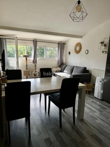 À vendre – Appartement 3 pièces avec terrasse et parking à Aigues-Mortes

Dans un immeuble très bien situé, découvrez cet agréable appartement de deux chambres, situé au premier et dernier étage.

Il se compose d’un séjour lumineux, de deux chambres, d’une salle de bains avec placard, d’un WC séparé ainsi que d’une belle terrasse ensoleillée, idéale pour profiter des beaux jours.

Une place de parking privative complète ce bien. Faibles charges

Un appartement fonctionnel et idéalement situé à Aigues-Mortes, à découvrir rapidement.