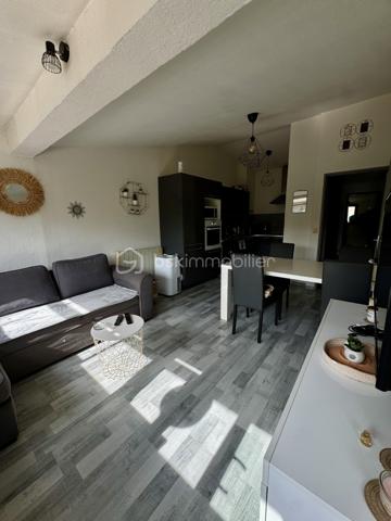 À vendre – Appartement 3 pièces avec terrasse et parking à Aigues-Mortes

Dans un immeuble très bien situé, découvrez cet agréable appartement de deux chambres, situé au premier et dernier étage.

Il se compose d’un séjour lumineux, de deux chambres, d’une salle de bains avec placard, d’un WC séparé ainsi que d’une belle terrasse ensoleillée, idéale pour profiter des beaux jours.

Une place de parking privative complète ce bien. Faibles charges

Un appartement fonctionnel et idéalement situé à Aigues-Mortes, à découvrir rapidement.