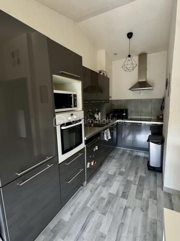 À vendre – Appartement 3 pièces avec terrasse et parking à Aigues-Mortes

Dans un immeuble très bien situé, découvrez cet agréable appartement de deux chambres, situé au premier et dernier étage.

Il se compose d’un séjour lumineux, de deux chambres, d’une salle de bains avec placard, d’un WC séparé ainsi que d’une belle terrasse ensoleillée, idéale pour profiter des beaux jours.

Une place de parking privative complète ce bien. Faibles charges

Un appartement fonctionnel et idéalement situé à Aigues-Mortes, à découvrir rapidement.