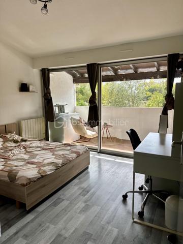 À vendre – Appartement 3 pièces avec terrasse et parking à Aigues-Mortes

Dans un immeuble très bien situé, découvrez cet agréable appartement de deux chambres, situé au premier et dernier étage.

Il se compose d’un séjour lumineux, de deux chambres, d’une salle de bains avec placard, d’un WC séparé ainsi que d’une belle terrasse ensoleillée, idéale pour profiter des beaux jours.

Une place de parking privative complète ce bien. Faibles charges

Un appartement fonctionnel et idéalement situé à Aigues-Mortes, à découvrir rapidement.
