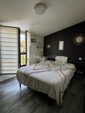 À vendre – Appartement 3 pièces avec terrasse et parking à Aigues-Mortes

Dans un immeuble très bien situé, découvrez cet agréable appartement de deux chambres, situé au premier et dernier étage.

Il se compose d’un séjour lumineux, de deux chambres, d’une salle de bains avec placard, d’un WC séparé ainsi que d’une belle terrasse ensoleillée, idéale pour profiter des beaux jours.

Une place de parking privative complète ce bien. Faibles charges

Un appartement fonctionnel et idéalement situé à Aigues-Mortes, à découvrir rapidement.