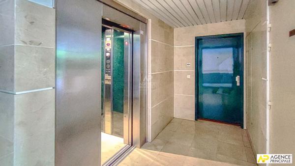 Versailles Montreuil appartement 4 pièces 100 m² carrez situé au 2eme étage avec ascenseur, terrasse plein sud, cave et parkings €840 000 ** - Référence 25548