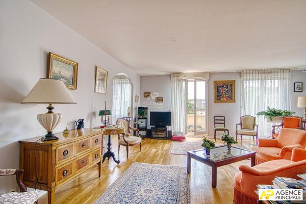 Versailles Montreuil appartement 4 pièces 100 m² carrez situé au 2eme étage avec ascenseur, terrasse plein sud, cave et parkings €840 000 ** - Référence 25548
