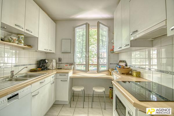 Versailles Montreuil appartement 4 pièces 100 m² carrez situé au 2eme étage avec ascenseur, terrasse plein sud, cave et parkings €840 000 ** - Référence 25548