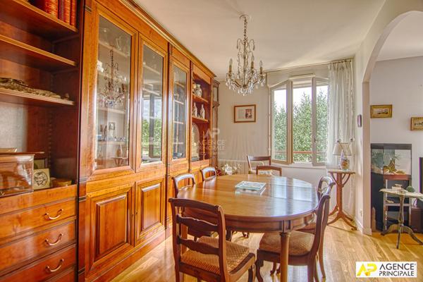 Versailles Montreuil appartement 4 pièces 100 m² carrez situé au 2eme étage avec ascenseur, terrasse plein sud, cave et parkings €840 000 ** - Référence 25548