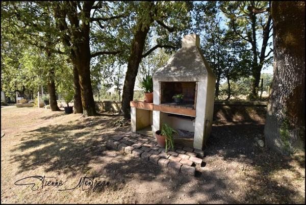 Ensemble immobilier, une maison, trois granges, deux ateliers, 24 hectare de terres.