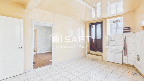 Maison avec dépendance, garages, cour et jardin clos.