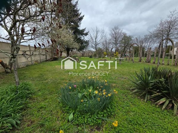 Maison avec dépendance, garages, cour et jardin clos.