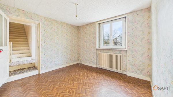 Maison avec dépendance, garages, cour et jardin clos.