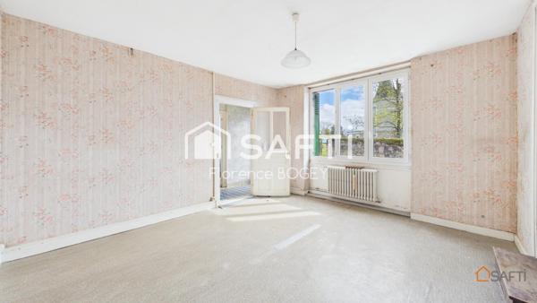 Maison avec dépendance, garages, cour et jardin clos.