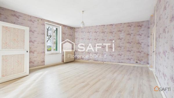 Maison avec dépendance, garages, cour et jardin clos.