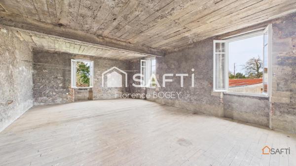 Maison avec dépendance, garages, cour et jardin clos.