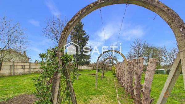 Maison avec dépendance, garages, cour et jardin clos.