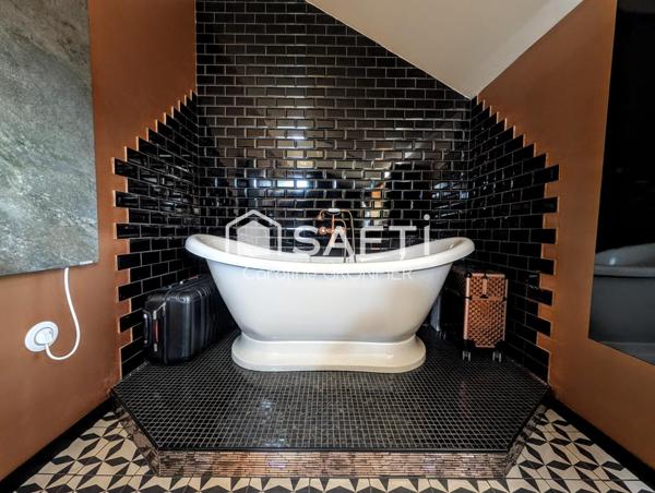 Longère en pierre rénovée avec piscine et atelier