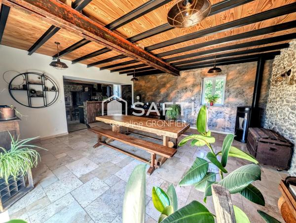 Longère en pierre rénovée avec piscine et atelier