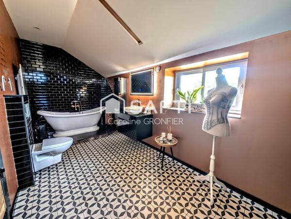 Longère en pierre rénovée avec piscine et atelier