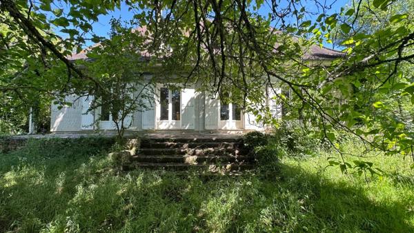 Domaine de 11 hectares avec vue dominante et ensemble de deux habitations aux portes de Bergerac (24)