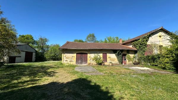 Domaine de 11 hectares avec vue dominante et ensemble de deux habitations aux portes de Bergerac (24)