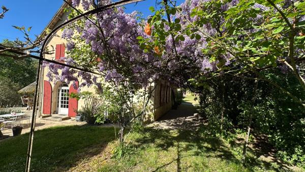 Domaine de 11 hectares avec vue dominante et ensemble de deux habitations aux portes de Bergerac (24)
