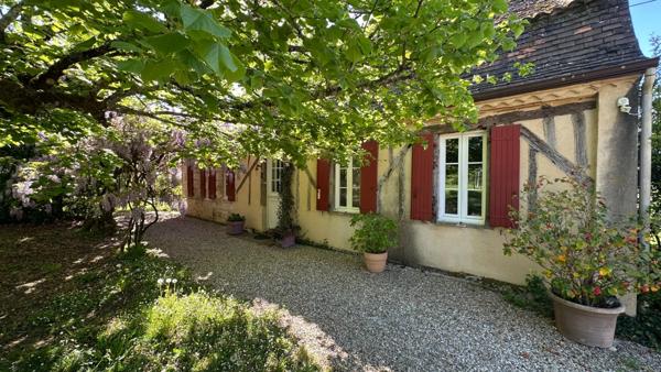 Domaine de 11 hectares avec vue dominante et ensemble de deux habitations aux portes de Bergerac (24)