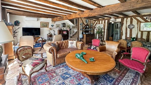 Domaine de 11 hectares avec vue dominante et ensemble de deux habitations aux portes de Bergerac (24)
