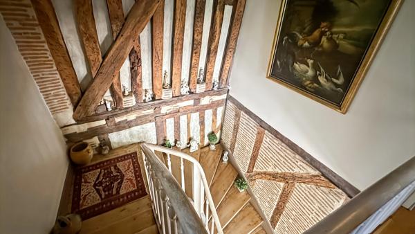 Domaine de 11 hectares avec vue dominante et ensemble de deux habitations aux portes de Bergerac (24)