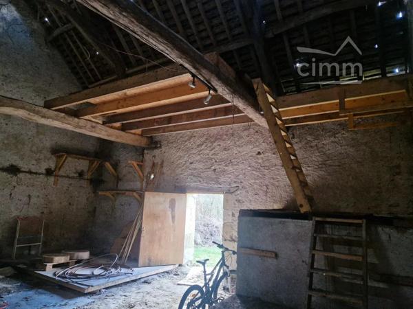 RARE sur le secteur, à Druye. Terrain constructible non viabilisé avec une grange.