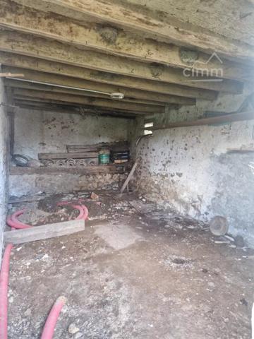 RARE sur le secteur, à Druye. Terrain constructible non viabilisé avec une grange.