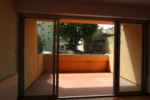 STUDIO CENTRE VILLE EN RDC AVEC EMPLACEMENT PARKING RESERVE