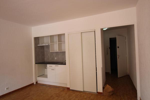 STUDIO CENTRE VILLE EN RDC AVEC EMPLACEMENT PARKING RESERVE