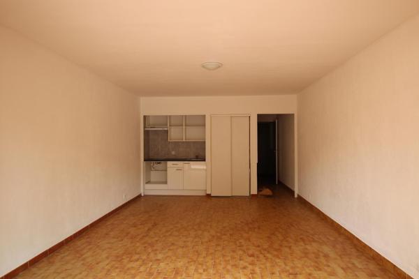 STUDIO CENTRE VILLE EN RDC AVEC EMPLACEMENT PARKING RESERVE