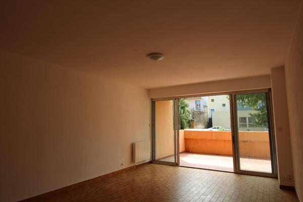 STUDIO CENTRE VILLE EN RDC AVEC EMPLACEMENT PARKING RESERVE