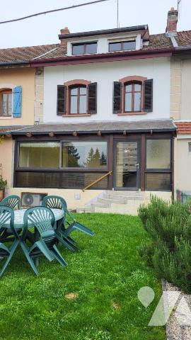 AUDINCOURT, maison six pièces mitoyenne des trois côtés sur 2a 08ca.